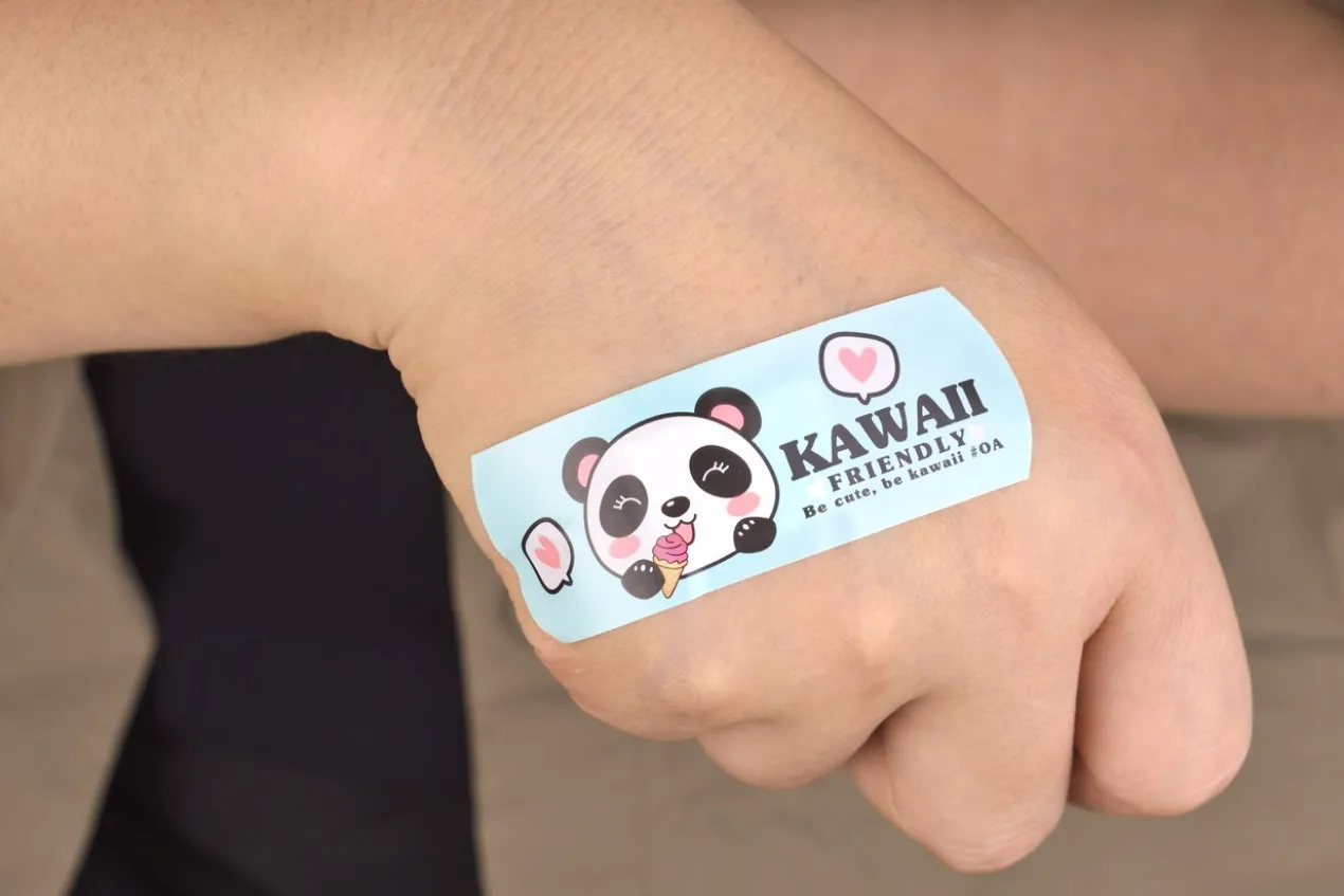 Caixa de Metal com Pensos Kawaii