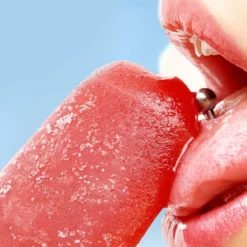 Kiss Me Bálsamo Labial Morango com Cor